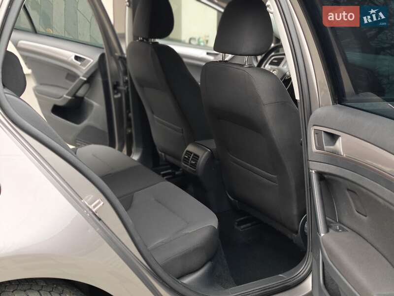 Хэтчбек Volkswagen e-Golf 2015 в Ивано-Франковске