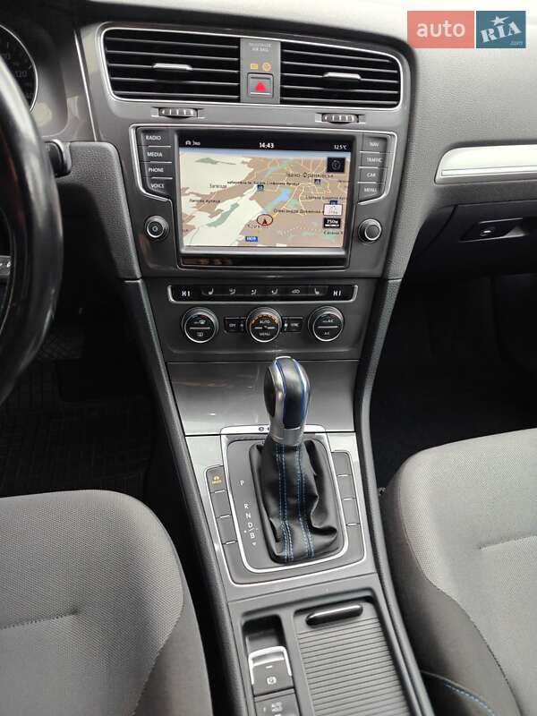 Хэтчбек Volkswagen e-Golf 2015 в Ивано-Франковске