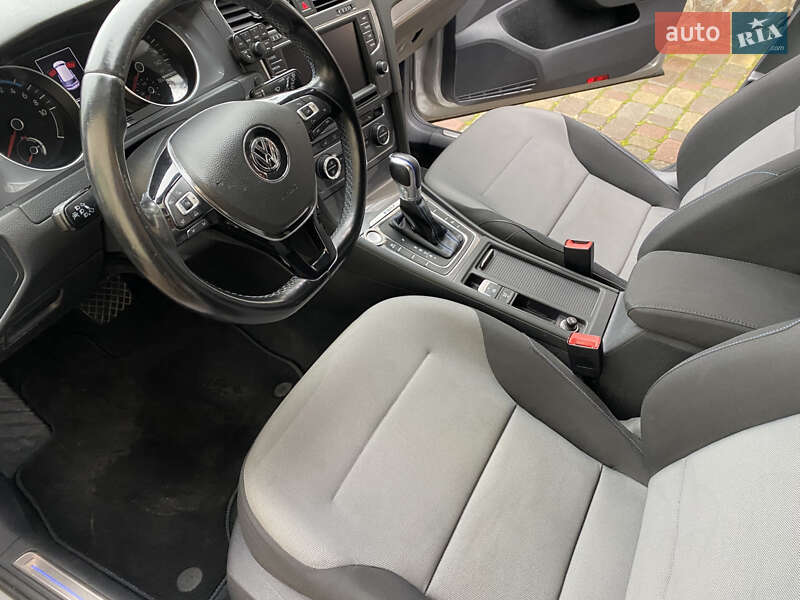 Хетчбек Volkswagen e-Golf 2015 в Чернівцях