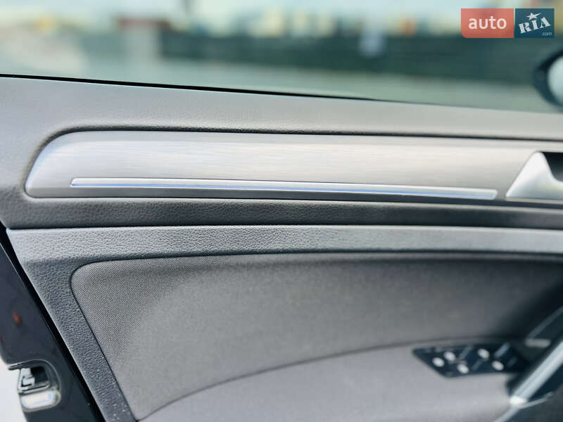 Хэтчбек Volkswagen e-Golf 2018 в Мукачево