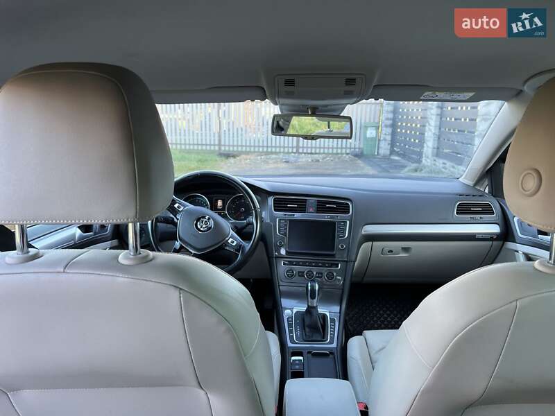 Хетчбек Volkswagen e-Golf 2015 в Городку