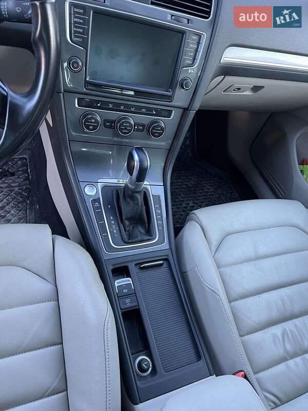 Хетчбек Volkswagen e-Golf 2015 в Городку