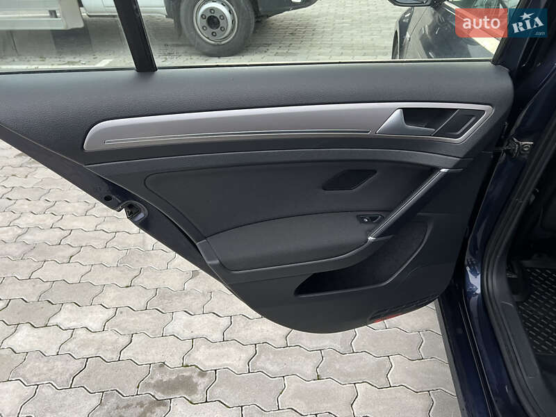 Хэтчбек Volkswagen e-Golf 2015 в Львове