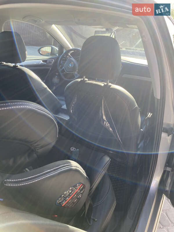 Хетчбек Volkswagen e-Golf 2015 в Дніпрі