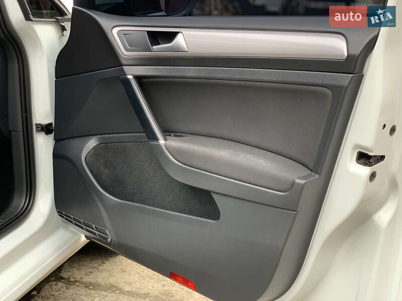 Хэтчбек Volkswagen e-Golf 2015 в Ивано-Франковске