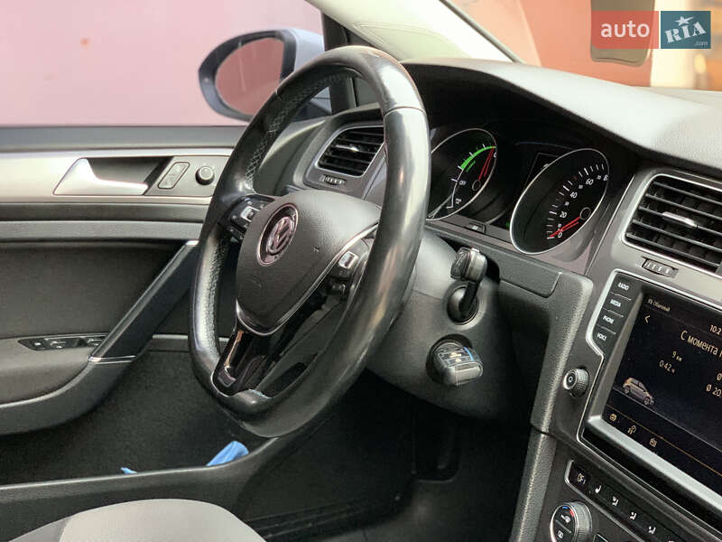 Хэтчбек Volkswagen e-Golf 2015 в Ивано-Франковске