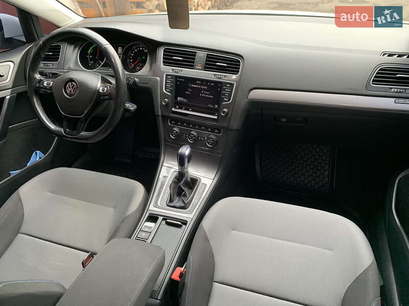 Хэтчбек Volkswagen e-Golf 2015 в Ивано-Франковске