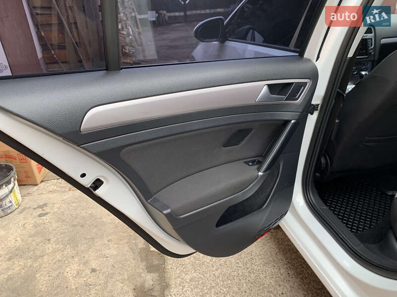 Хэтчбек Volkswagen e-Golf 2015 в Ивано-Франковске