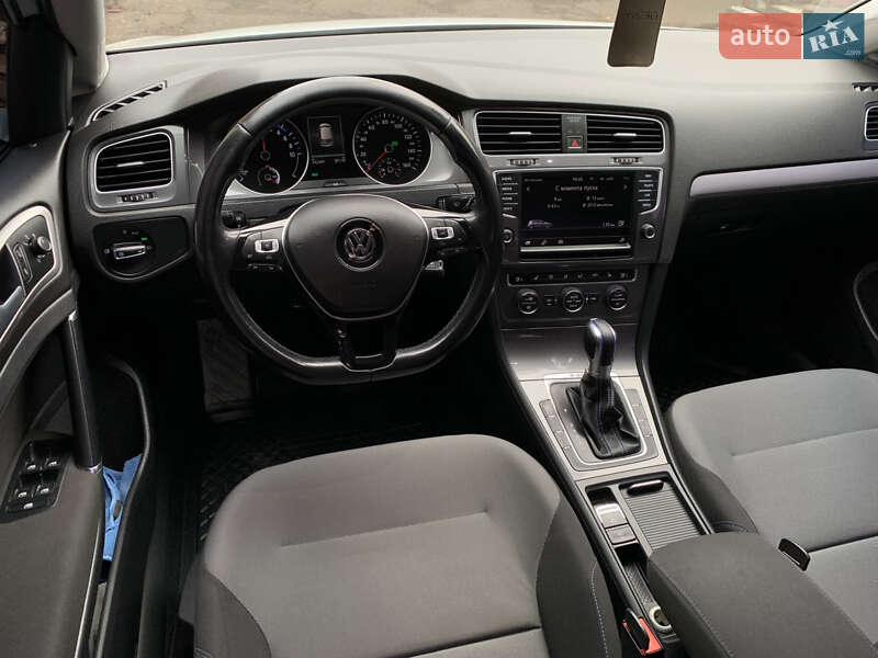 Хэтчбек Volkswagen e-Golf 2015 в Ивано-Франковске