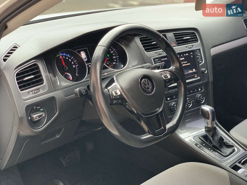 Хэтчбек Volkswagen e-Golf 2015 в Ивано-Франковске