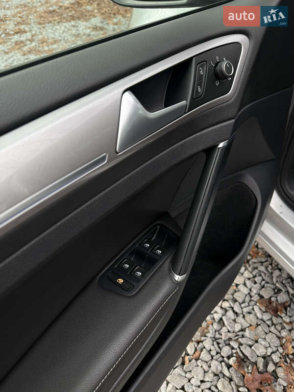 Хэтчбек Volkswagen e-Golf 2016 в Бродах фото 18 Хэтчбек Volkswagen e-Golf 2016 в Бродах