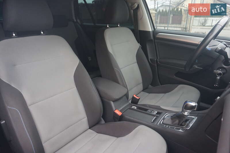 Хэтчбек Volkswagen e-Golf 2015 в Самборе