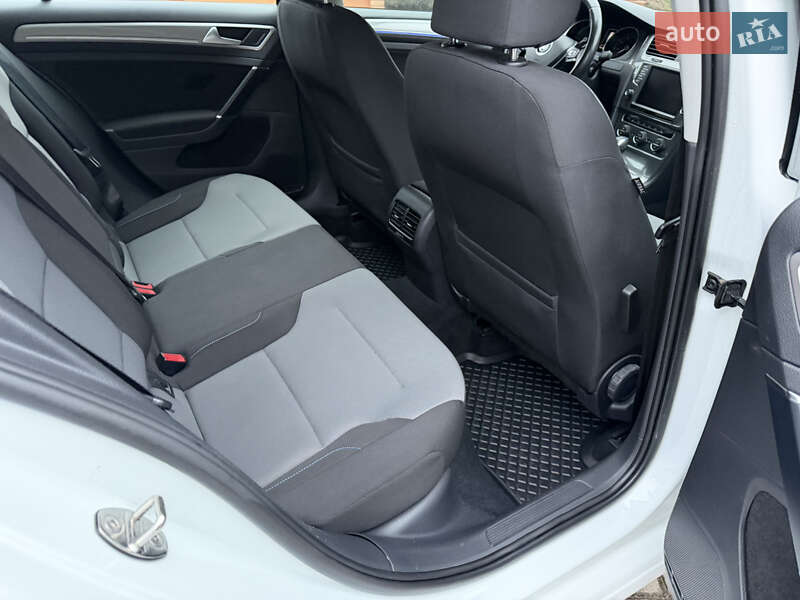 Хетчбек Volkswagen e-Golf 2015 в Рівному