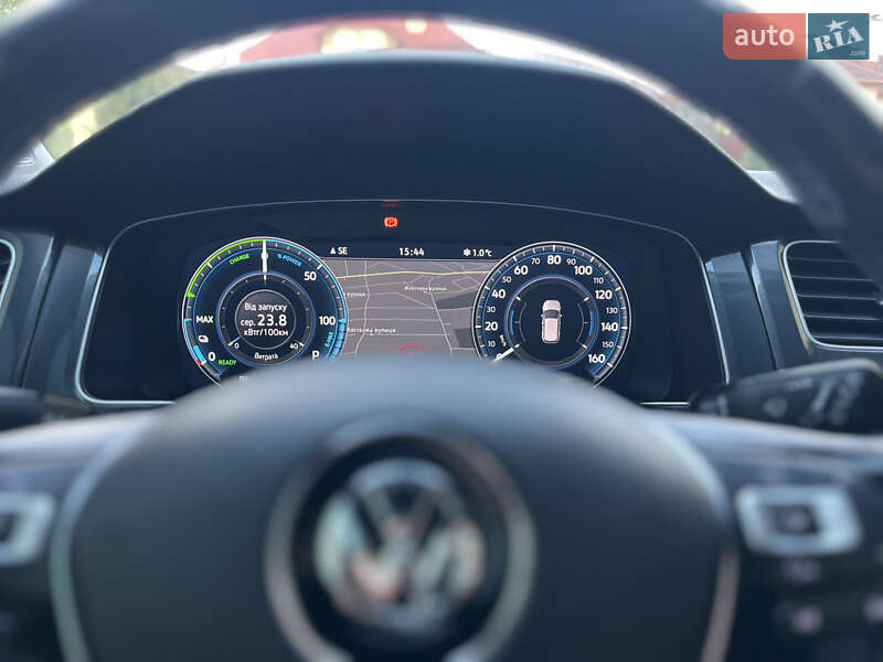 Хэтчбек Volkswagen e-Golf 2017 в Ужгороде