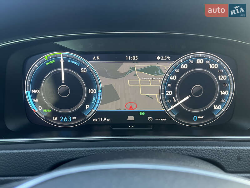 Хэтчбек Volkswagen e-Golf 2017 в Ужгороде