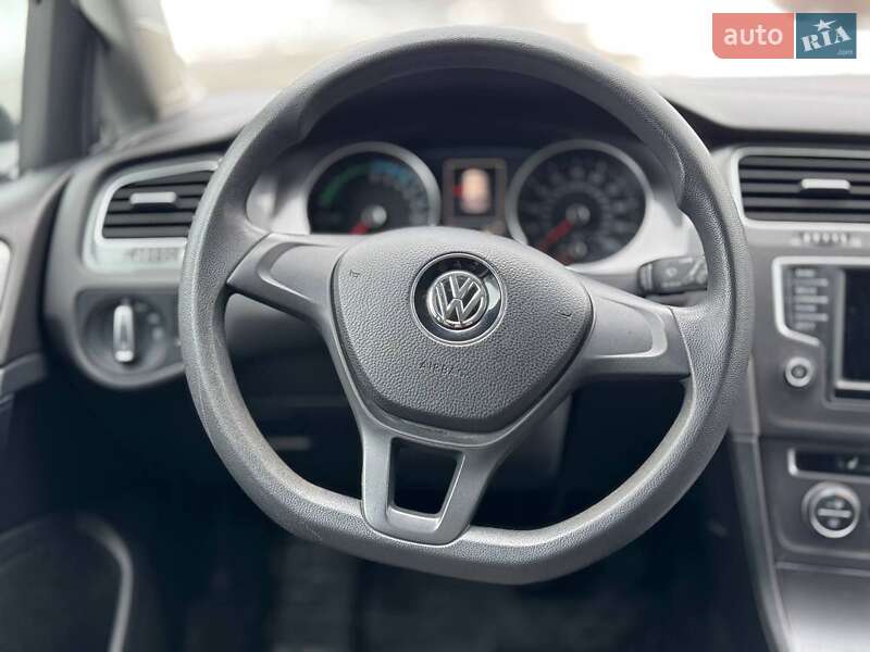 Хэтчбек Volkswagen e-Golf 2016 в Киеве