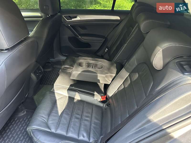 Хетчбек Volkswagen e-Golf 2015 в Чернівцях