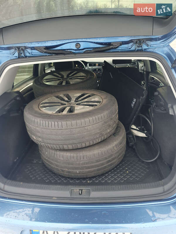 Хетчбек Volkswagen e-Golf 2016 в Києві фото 13 Хетчбек Volkswagen e-Golf 2016 в Києві