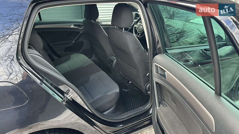 Хетчбек Volkswagen e-Golf 2015 в Чернівцях