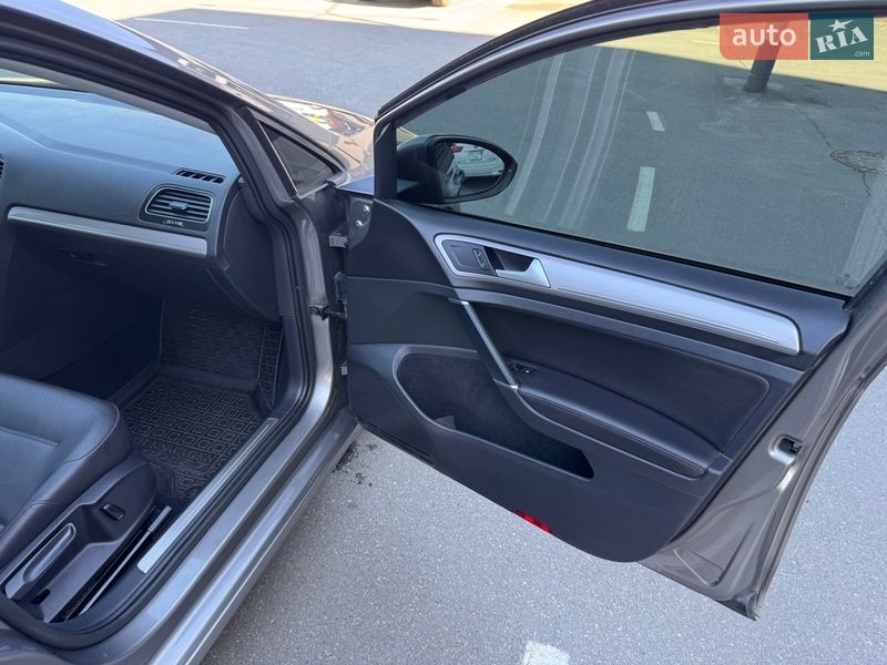 Хэтчбек Volkswagen e-Golf 2016 в Киеве