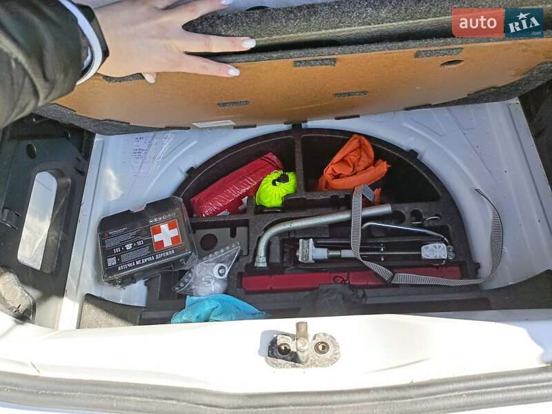 Хэтчбек Volkswagen e-Up 2015 в Дереваче