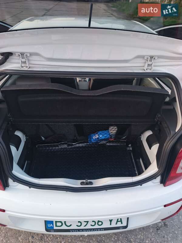 Хэтчбек Volkswagen e-Up 2015 в Дереваче