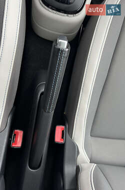Хэтчбек Volkswagen e-Up 2015 в 