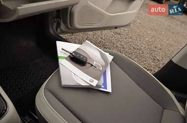 Хэтчбек Volkswagen e-Up 2016 в 