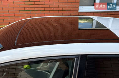 Хэтчбек Volkswagen e-Up 2015 в 