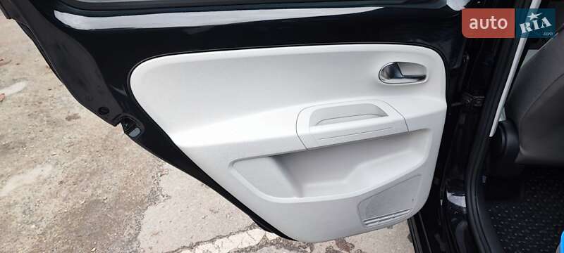 Хэтчбек Volkswagen e-Up 2015 в Каменец-Подольском