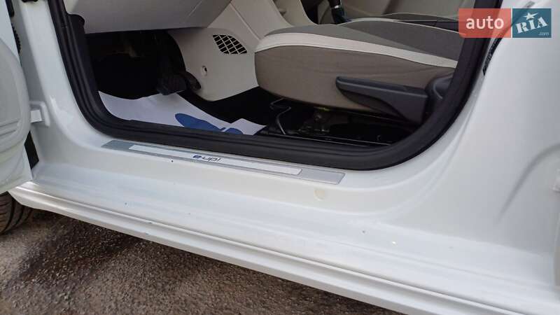 Хэтчбек Volkswagen e-Up 2013 в Звягеле фото 39 Хэтчбек Volkswagen e-Up 2013 в Звягеле