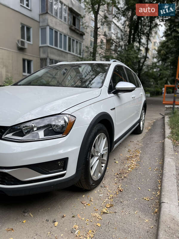 Универсал Volkswagen Golf Alltrack 2016 в Киеве