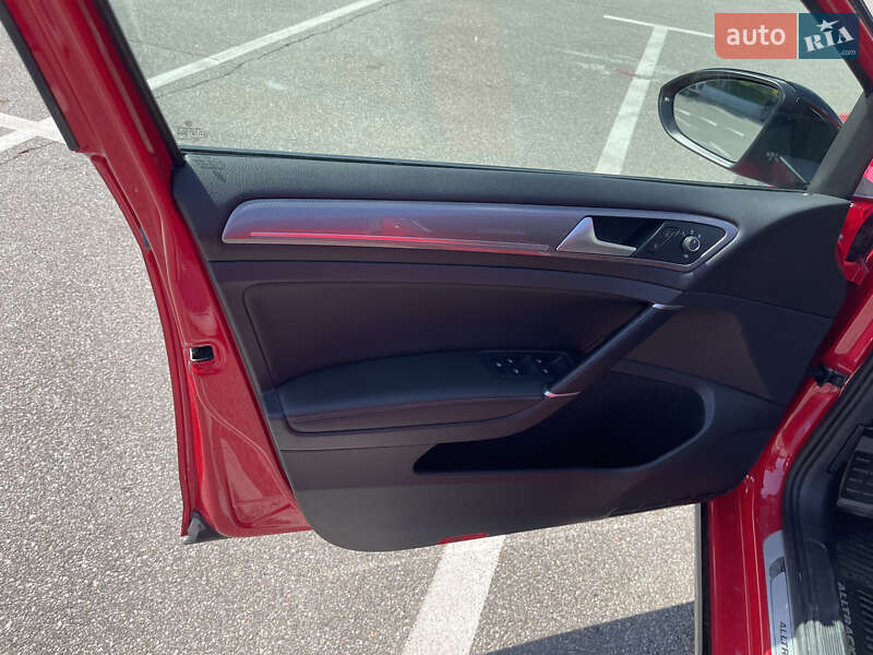 Универсал Volkswagen Golf Alltrack 2019 в Киеве