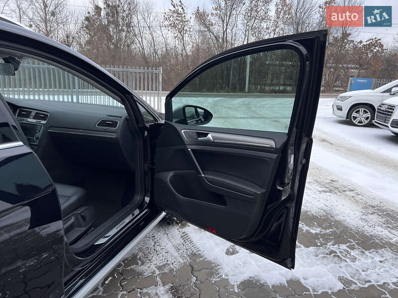 Универсал Volkswagen Golf Alltrack 2017 в Нововолынске