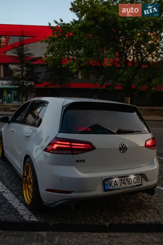Volkswagen Golf GTI