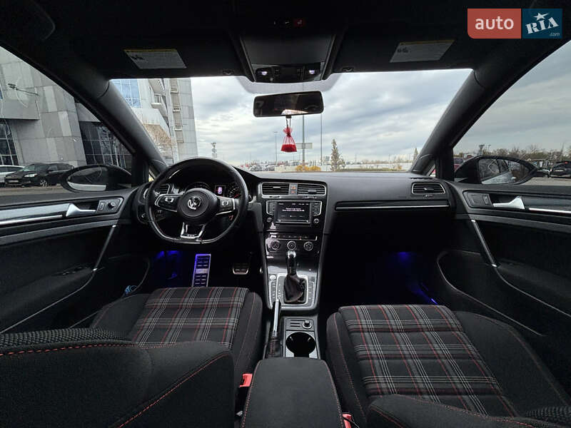 Хэтчбек Volkswagen Golf GTI 2016 в Киеве