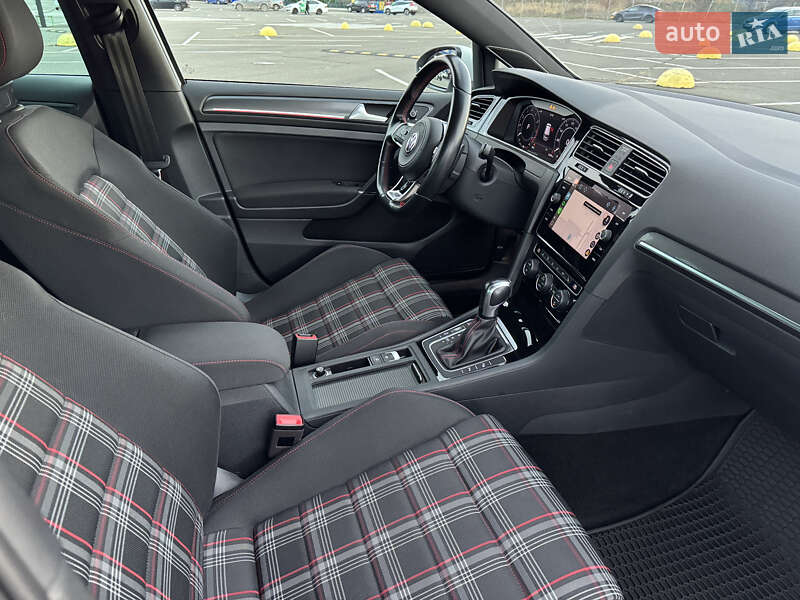 Хэтчбек Volkswagen Golf GTI 2019 в Киеве