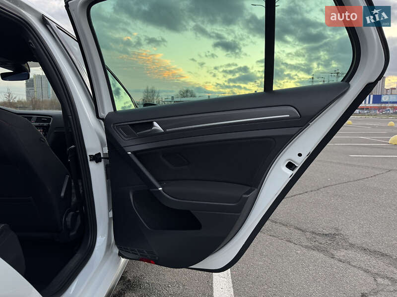 Хэтчбек Volkswagen Golf GTI 2019 в Киеве