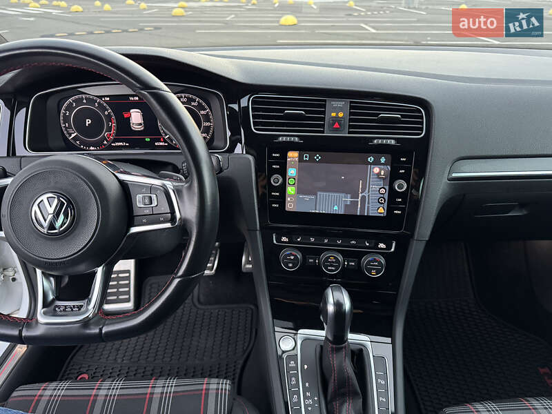 Хэтчбек Volkswagen Golf GTI 2019 в Киеве