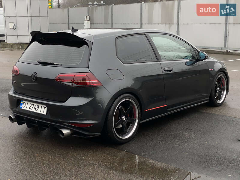 Хэтчбек Volkswagen Golf GTI 2015 в Киеве