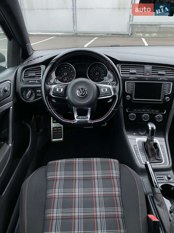 Хэтчбек Volkswagen Golf GTI 2015 в Киеве