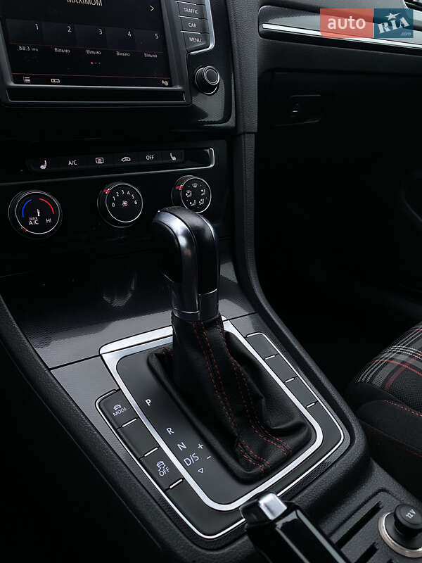 Хэтчбек Volkswagen Golf GTI 2015 в Киеве