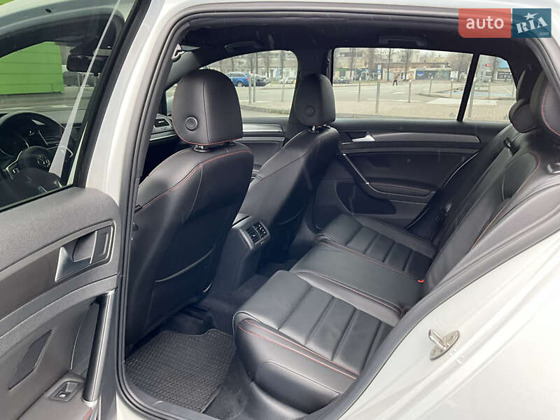 Хэтчбек Volkswagen Golf GTI 2020 в Киеве