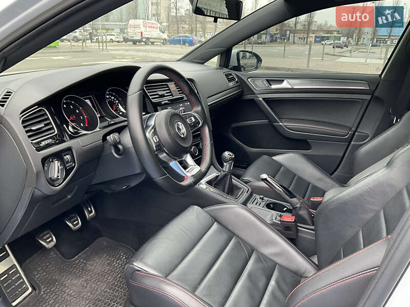 Хэтчбек Volkswagen Golf GTI 2020 в Киеве