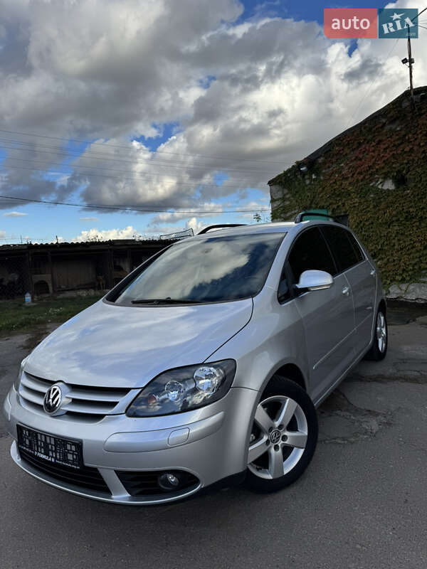 Хэтчбек Volkswagen Golf Plus 2008 в Нововолынске