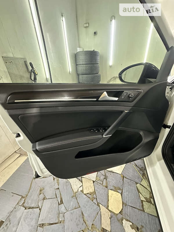 Хетчбек Volkswagen Golf R 2017 в Києві