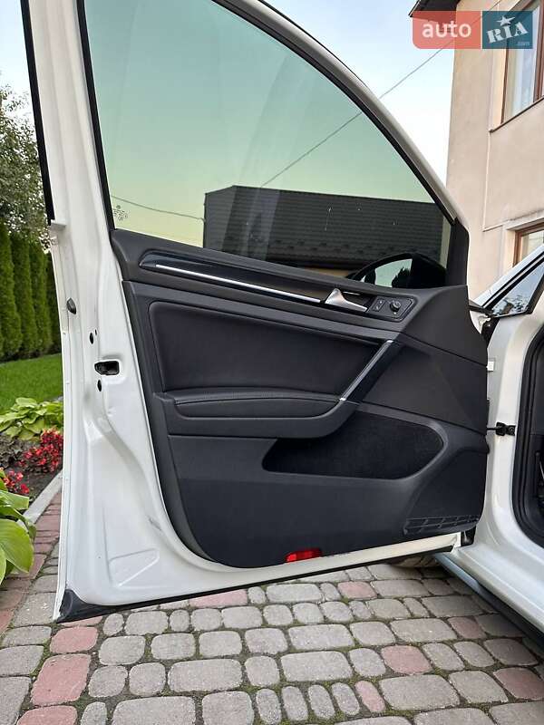 Хэтчбек Volkswagen Golf R 2018 в Ивано-Франковске