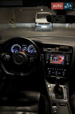 Хэтчбек Volkswagen Golf R 2017 в 