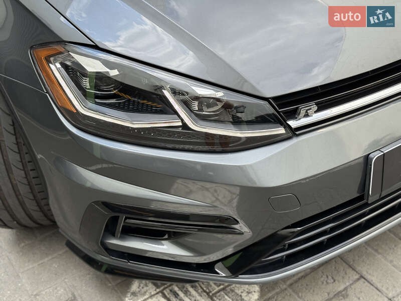 Хэтчбек Volkswagen Golf R 2019 в Киеве