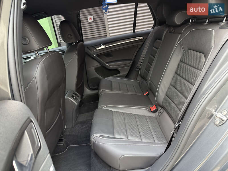 Хэтчбек Volkswagen Golf R 2019 в Киеве